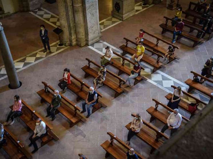 Promosse le Messe anti-Covid. E cade il limite dei 200 posti