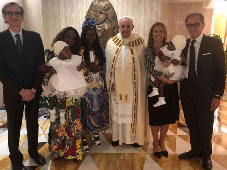 Il Papa ha battezzato le gemelle siamesi separate al Bambino Gesù