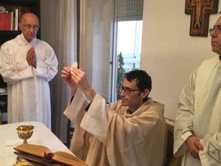 Sacerdoti e malati, 12 storie di «apostoli della sofferenza»