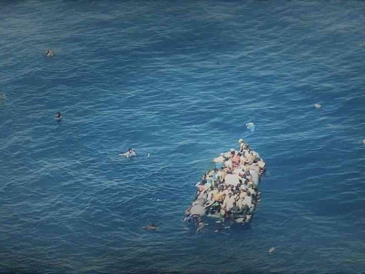 Almeno 45 migranti, tra cui 5 minori, morti in un naufragio. Si salvano in 37