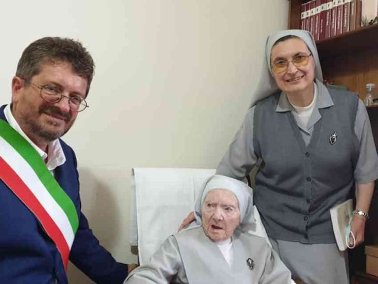 Suor Costanza, 102 anni, guarisce dal Covid