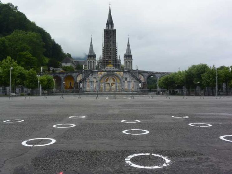I pellegrini tornano alla grotta di Lourdes
