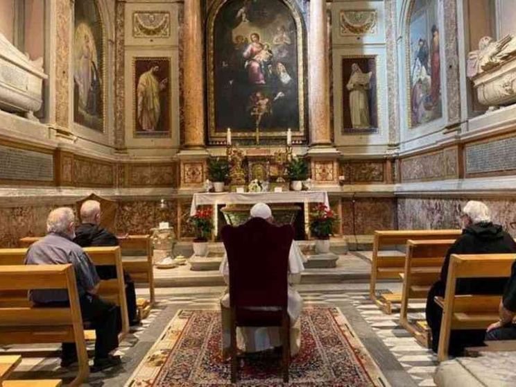 Papa Francesco in preghiera sulla tomba di santa Monica