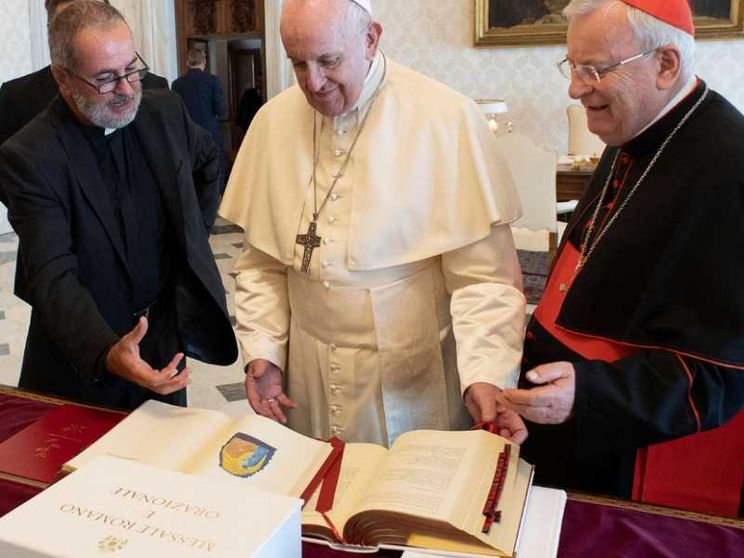 Dal «Gloria» al «Padre Nostro»: così cambia il Messale. Prima copia al Papa