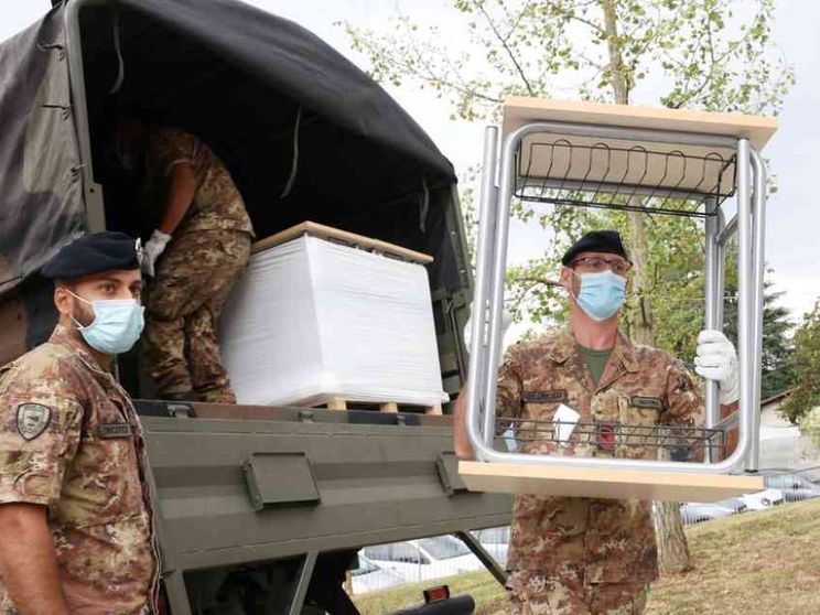 L'esercito consegna i banchi a Nembro e Alzano