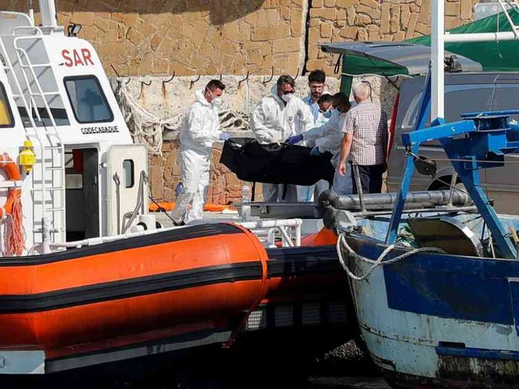 L'incendio su barca dei migranti, la Chiesa di Crotone: stop all'odio social