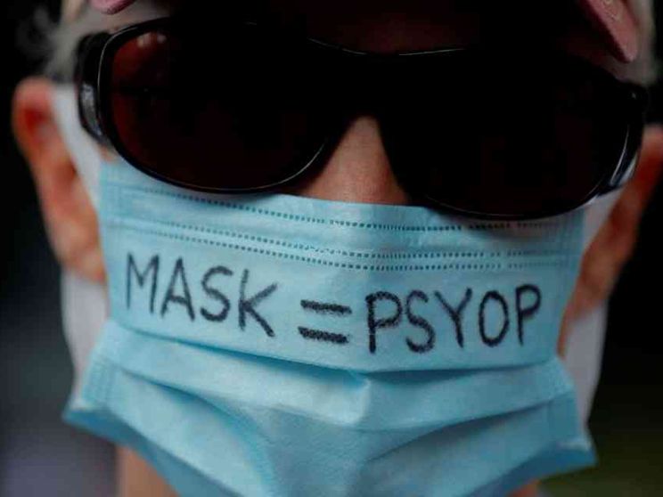 "Il virus? Non esiste". I negazionisti scendono in piazza. Ecco chi sono