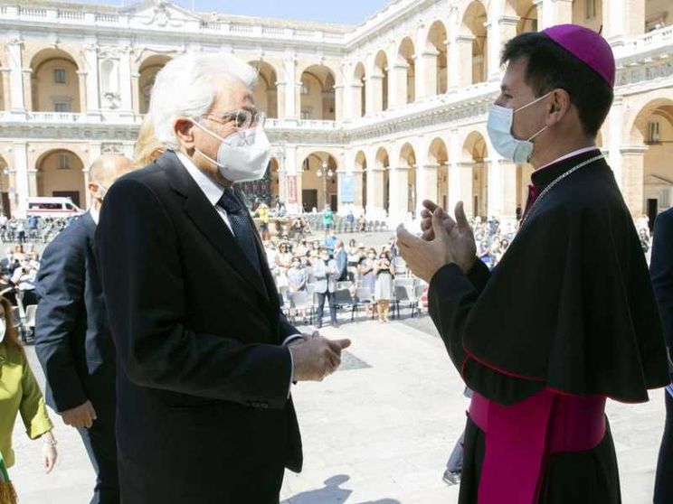 Mattarella accende la lampada della pace nella Santa Casa