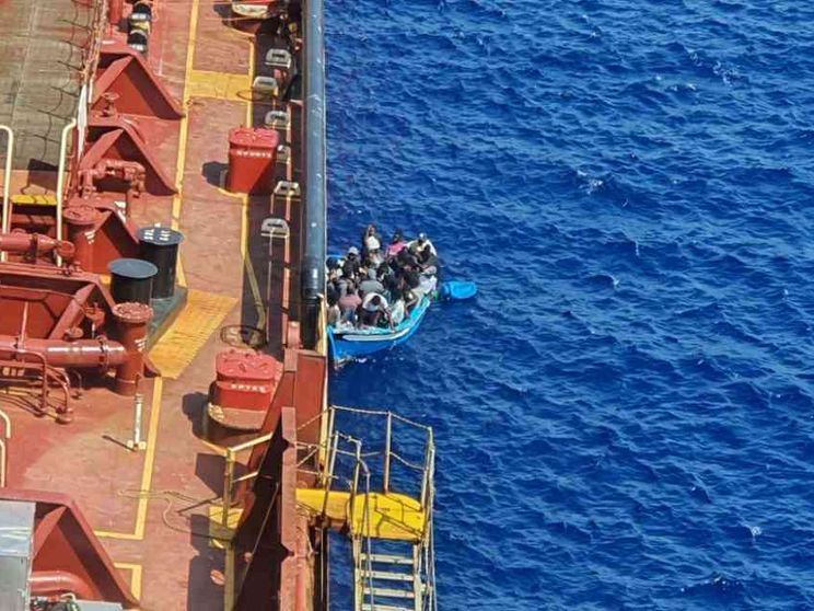 La nave mercantile da due mesi senza un porto. Con 27 migranti allo stremo