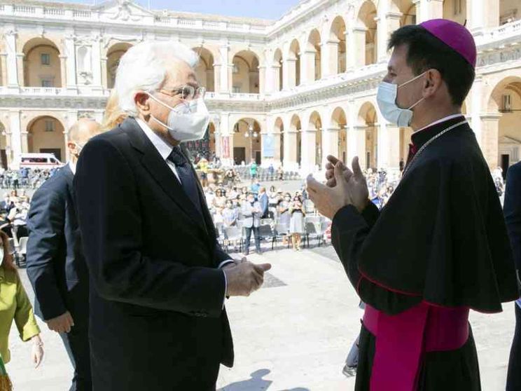 Mattarella accende la lampada della pace nella Santa Casa