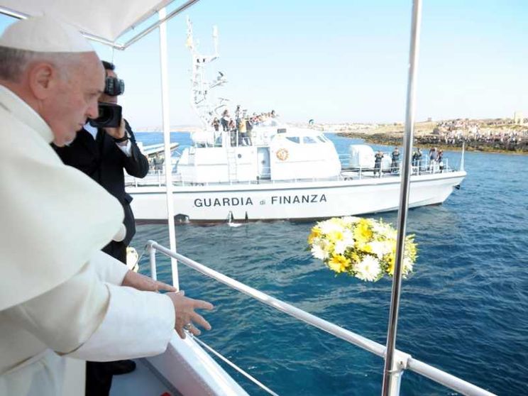 Il Papa: chi cerca speranza per mare non muoia senza soccorso