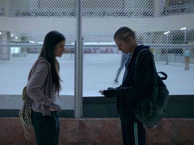 Due ragazzi nella bocca della balena