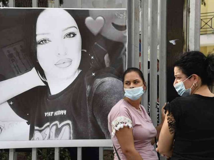 I funerali di Paola: «Non c'è posto per l'odio». Le parole di don Patriciello