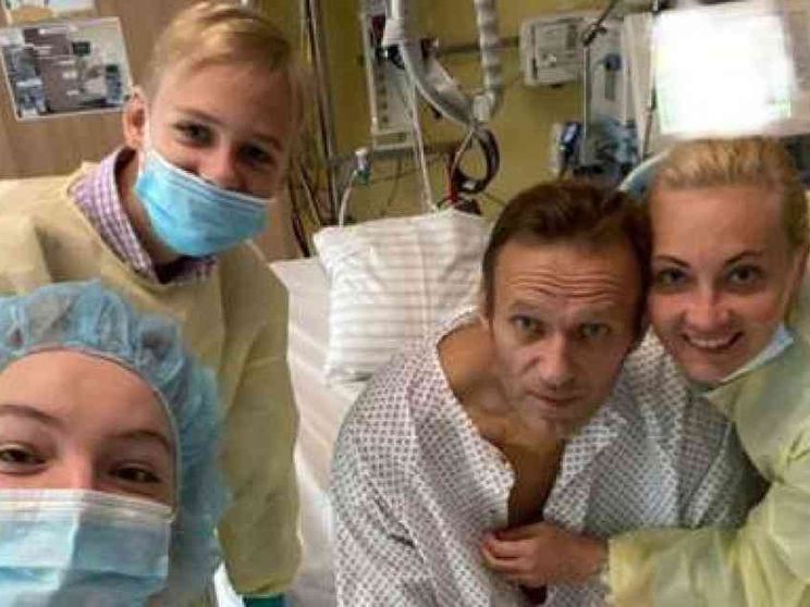 Navalny posta la sua foto in ospedale e ai suoi follower dice: "Mi mancate"