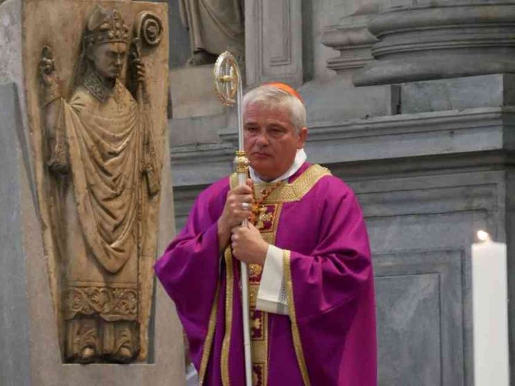 L'Elemosiniere del Papa dona rosari. Uno è per l'assassino