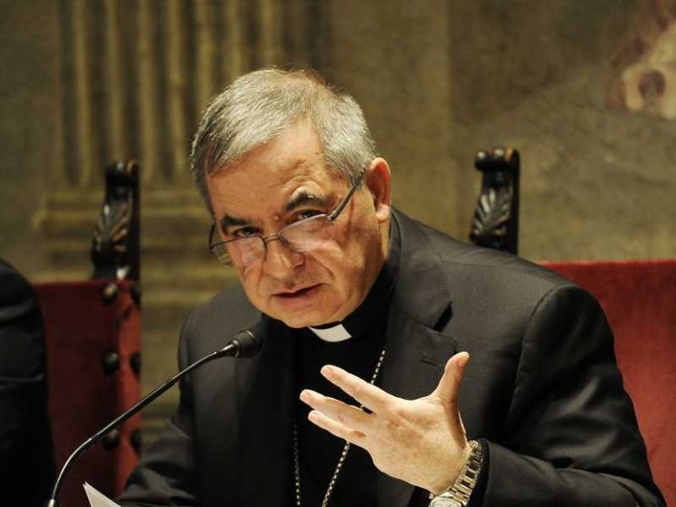 Becciu si dimette e rinuncia ai diritti del cardinalato