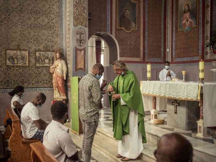 «L'incontro coi profughi a Lesbo ci ha cambiati come cristiani»