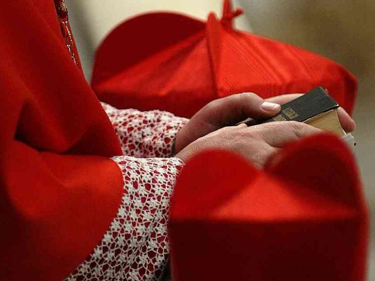 Rinuncia ai diritti del cardinalato. Ecco le prerogative che si perdono