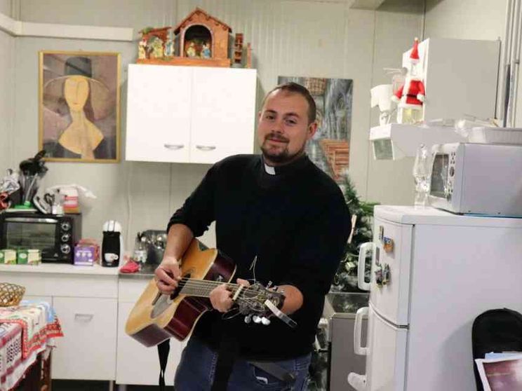 Don Davide Tononi, il parroco che canta per Norcia: ricostruiamo la comunità