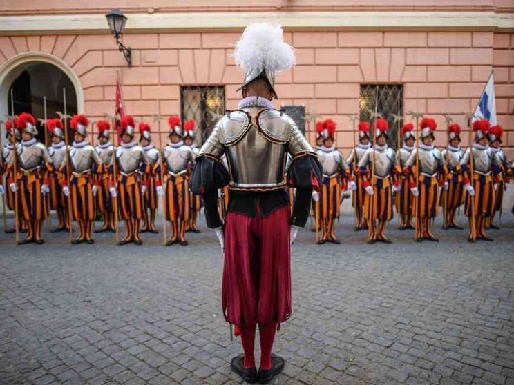 Il Papa alle Guardie Svizzere: attenzione al “saccheggio” spirituale