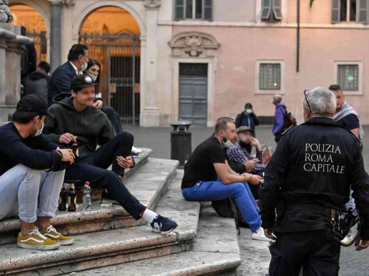 Nuovi contagi e vittime in leggero calo