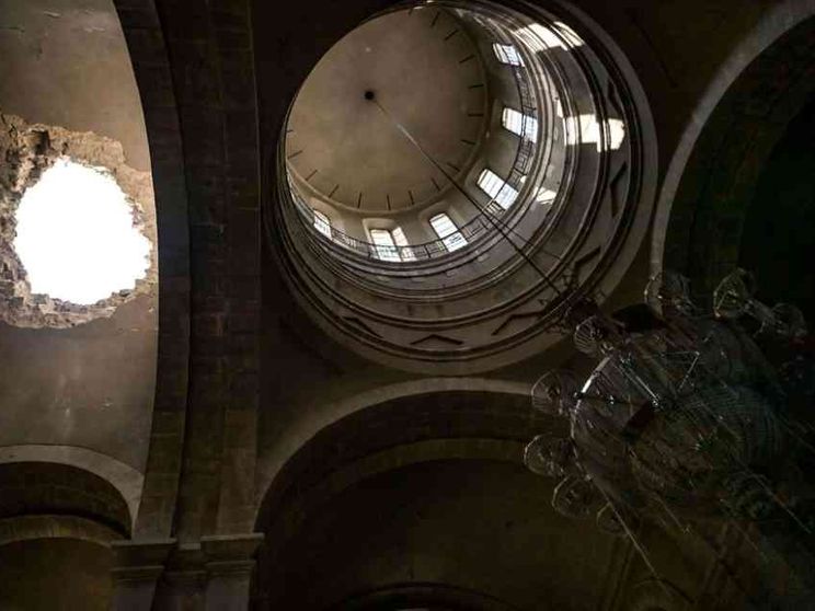 L'Armenia accusa: Baku bombarda le chiese, colpita una cattedrale