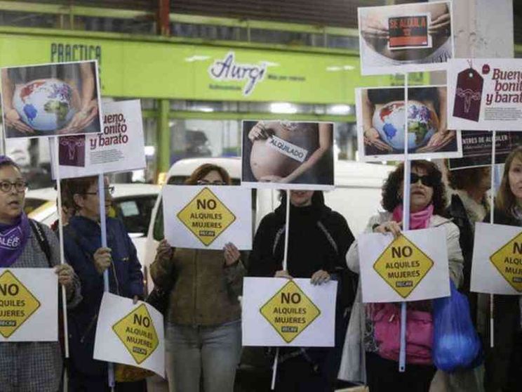 Madri in affitto, i giuristi «aprono»? Le donne contro questo commercio