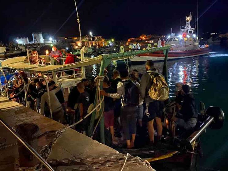 Strage di donne e bambini al largo della Tunisia. Altra barca alla deriva