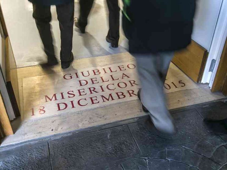 Dimenticati da tutti (col Covid) nell'ostello della Caritas: «Aiutateci»