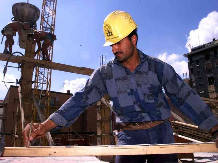 Gli stranieri contribuiscono più di quello che costano