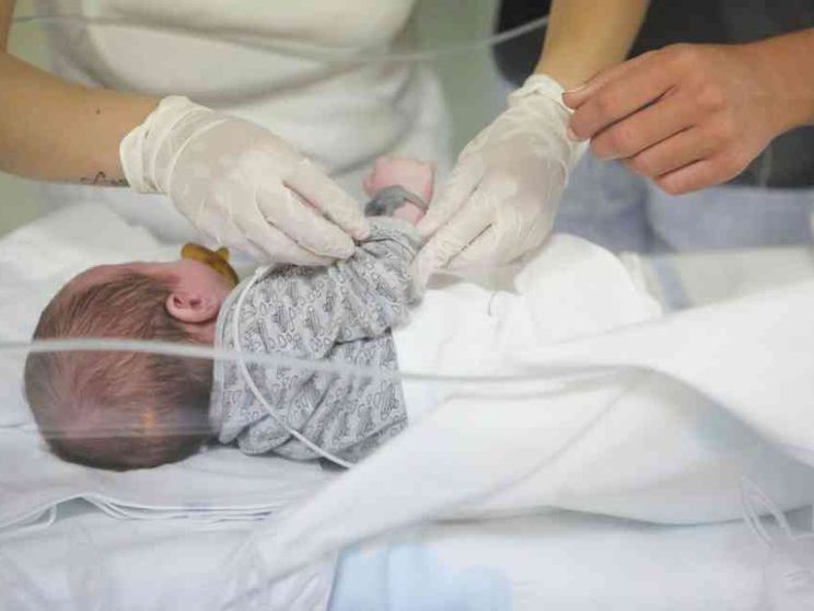 Trovato un neonato abbandonato in strada dai genitori