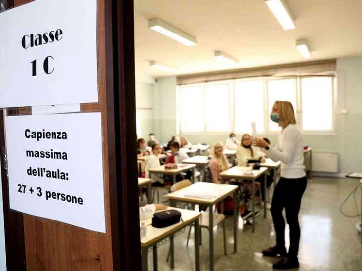 Nuovi contagi: 8.804 e 83 morti. In Campania scuole chiuse fino al 30 ottobre