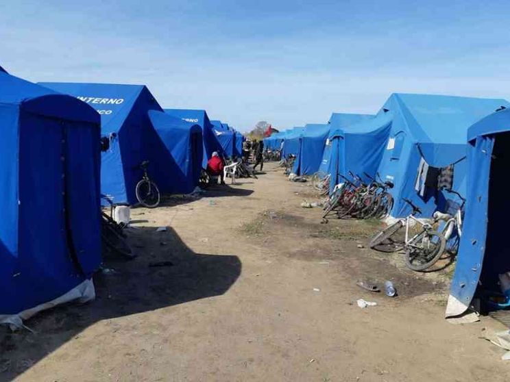 Braccianti positivi, quarantena scatena proteste in ghetti di Calabria e Sicilia