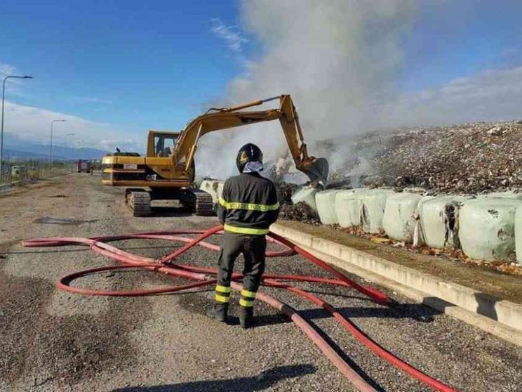 Calabria tra ecoballe e incendi È la nuova "Terra dei fuochi"