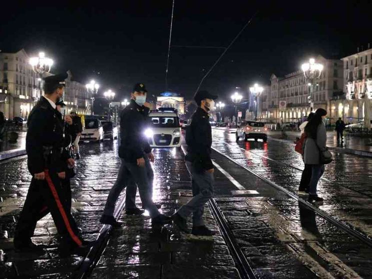 Da lunedì coprifuoco in Piemonte. De Luca: chiudo tutto