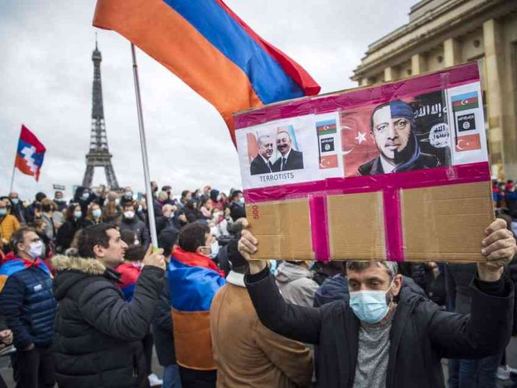 Erdogan usa anche la Shoah per attaccare Macron e la Ue