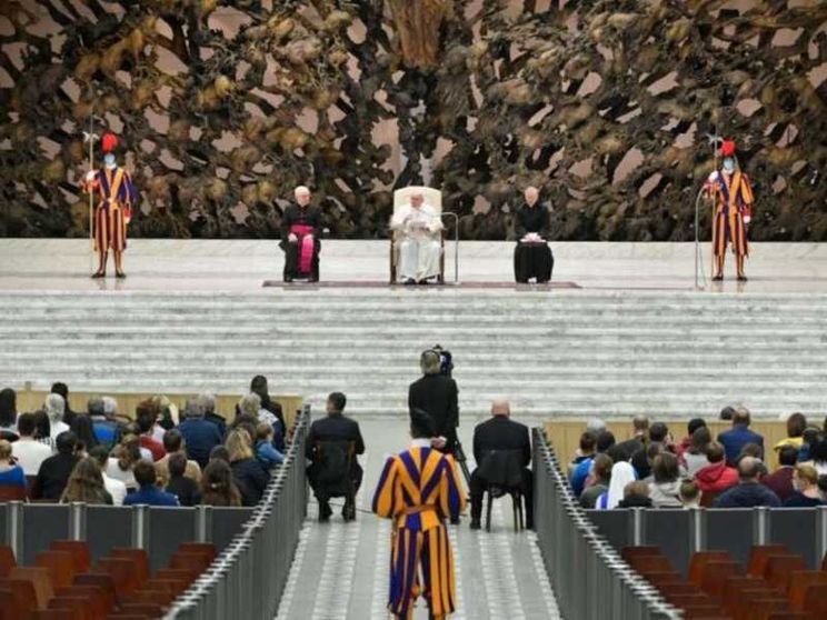 Il Papa: ogni volta che preghiamo, Gesù prega con noi e per noi