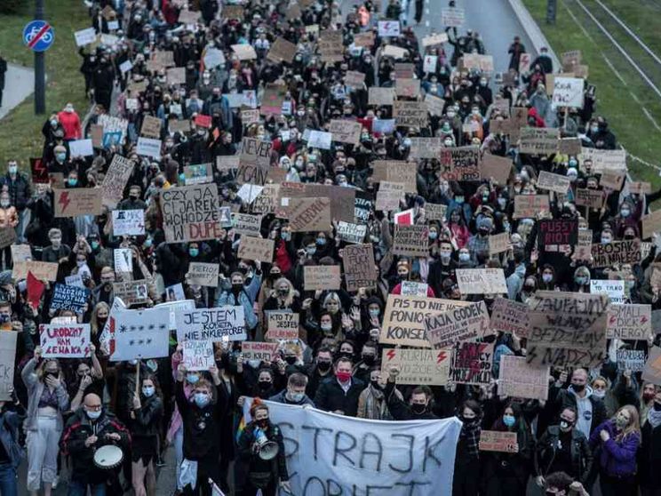 Proteste sull'aborto in Polonia, attaccate anche le chiese. Pronto l'esercito