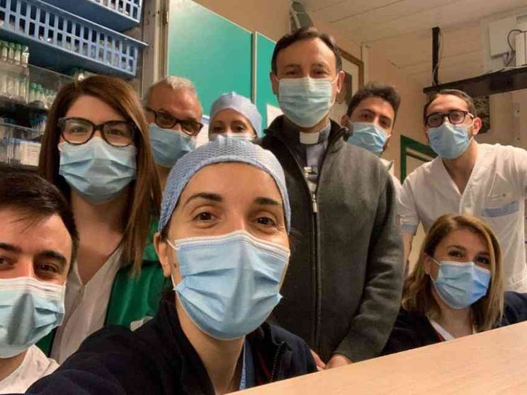 «Nessuno muore da solo, noi ci siamo». Parlano i cappellani nei reparti Covid