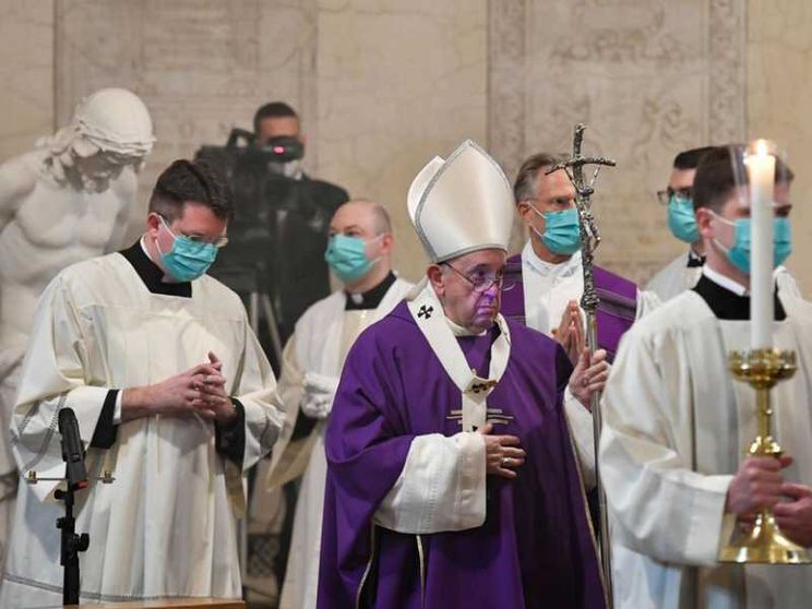 Il Papa: guardare i cimiteri e guardare in alto, con la forza della speranza