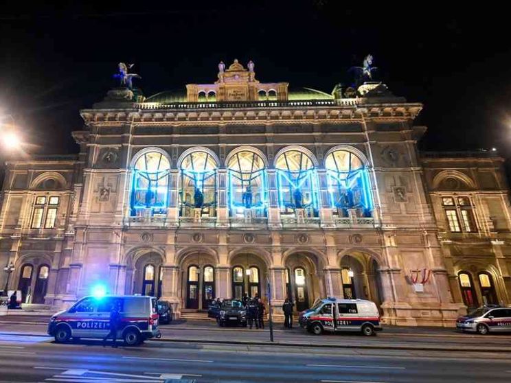 Austria sotto choc, il Daesh rivendica l'attacco. Il Papa: basta violenza