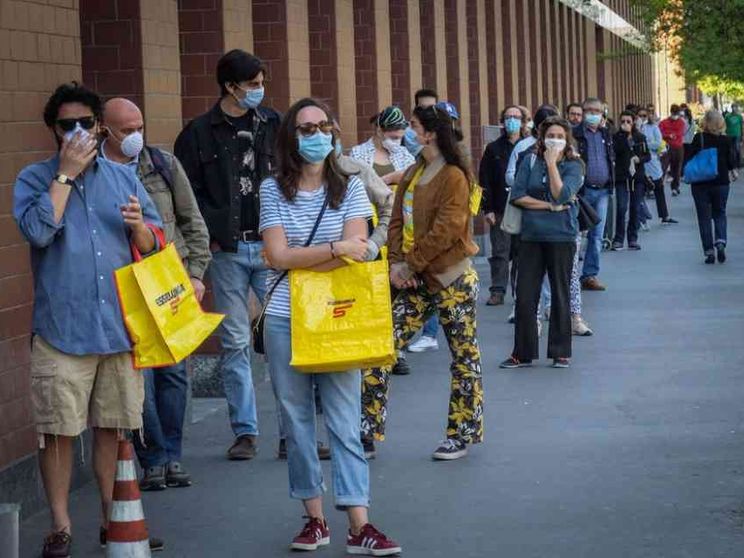 Regioni verdi, arancioni e rosse: i divieti del Dpcm. Picco vicino a Natale