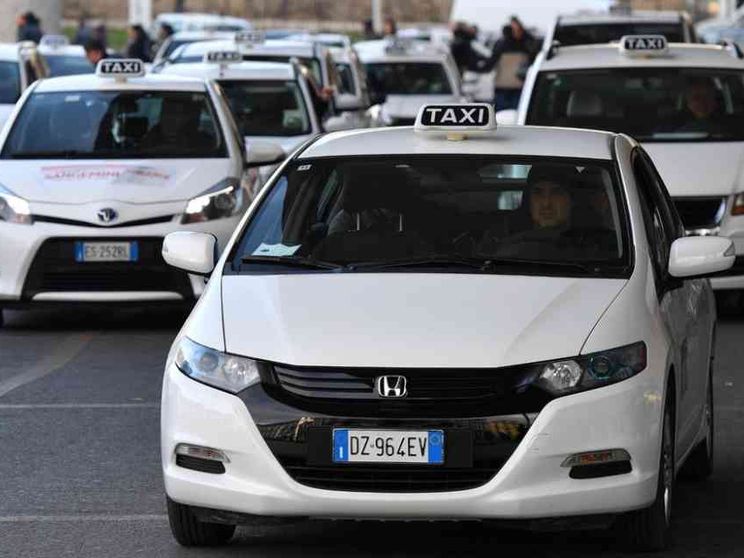 I tassisti in sciopero rilanciano la proposta dei voucher