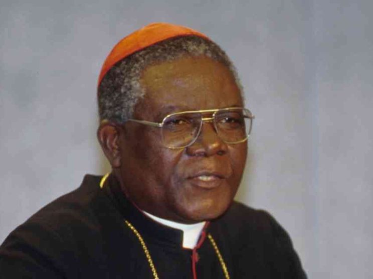 Uccisi 7 bimbi in una scuola. Rapito e liberato il cardinale Tumi