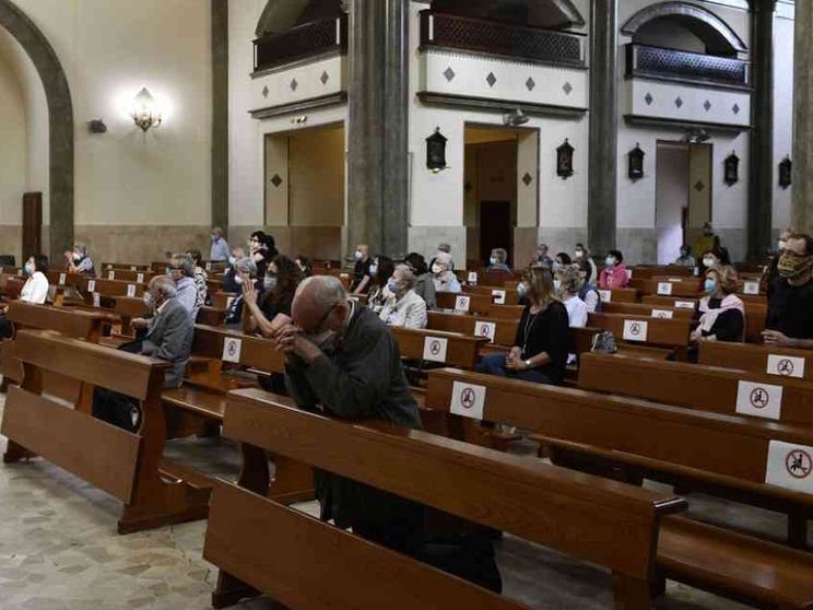 Le Messe restano «aperte». Ma si possono fermare catechismo e incontri
