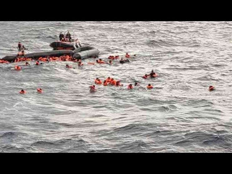 Il salvataggio di Open Arms, 100 in mare. Almeno 6 i morti, anche un neonato