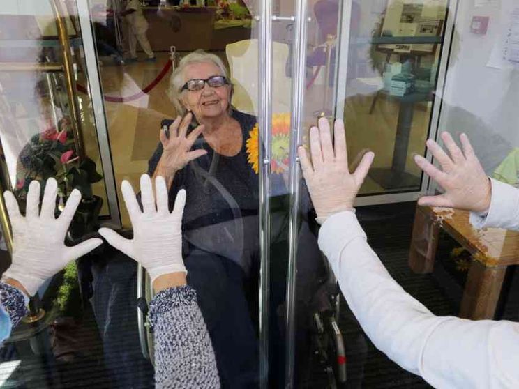 "Scriveteci una cartolina". E la casa di riposo comasca sommersa di lettere