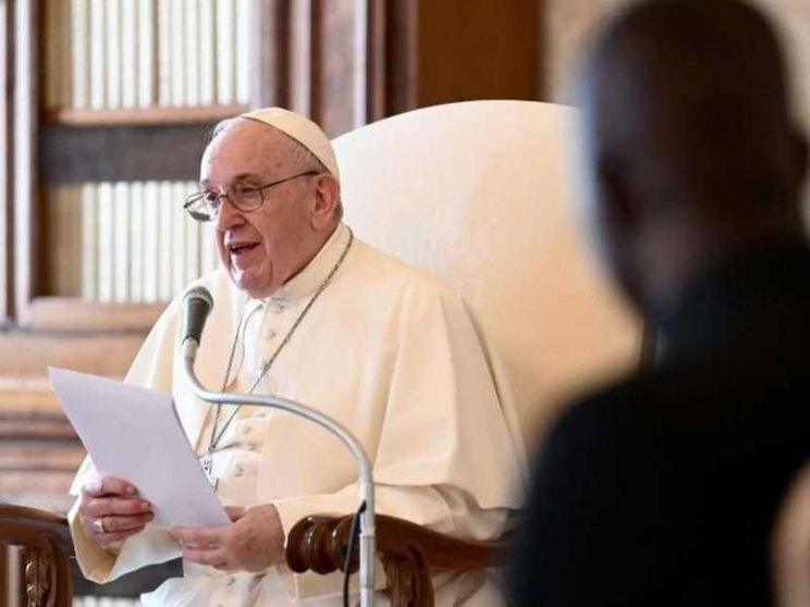 Il Papa: la preghiera calma l’inquietudine e apre il cuore a Dio