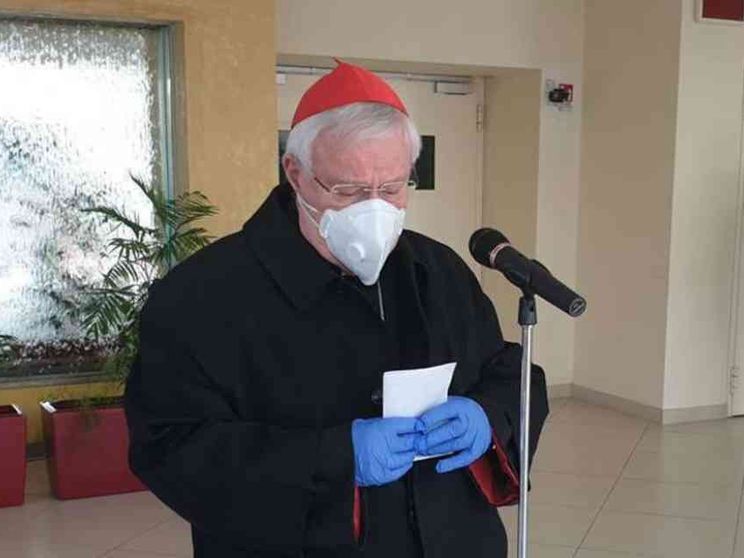 Il cardinale Bassetti lascia l'ospedale. «Nella prova restiamo uniti»