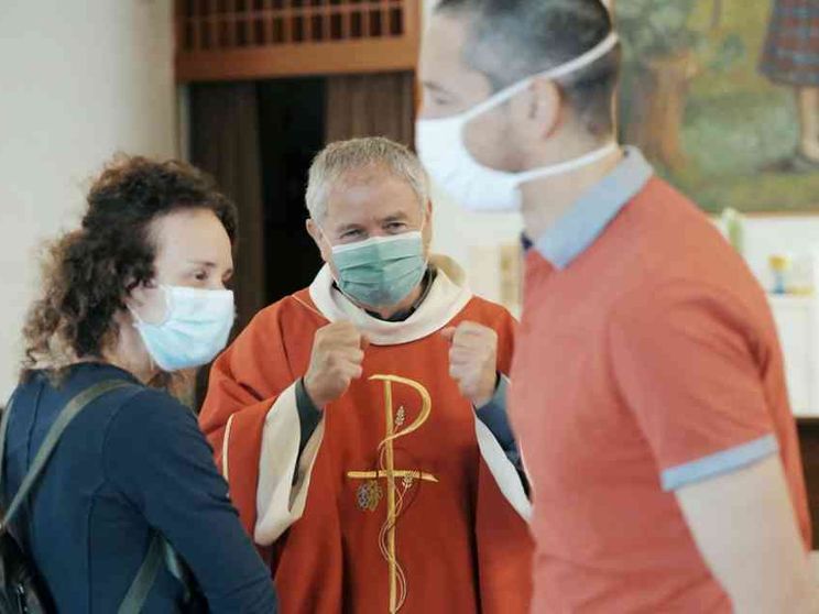 Accanto ai nostri preti, con un'offerta. Ecco come